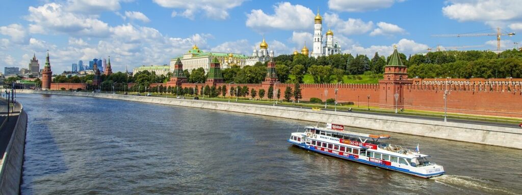 кремль на реке